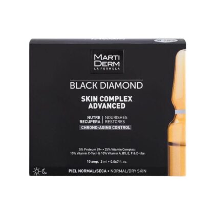 Martiderm Black Diamod Skin Complex Advanced 30 Ampolas Martiderm Black Diamod Skin Complex Advanced é a versão renovada de Skin Complex+. Trata-se da fórmula mais completa de ampolas rejuvenescedoras para tratar o cronoenvelhecimento e/ou a pele desvitalizada. A sua fórmula combina, entre outros, 5% de Proteum 89+ e 25% de Vitamin Complex. Especialmente indicada para peles desidratadas, apagadas, com sinais de flacidez e linhas de expressão. Fornece hidratação, nutrição e luminosidade para um aspeto rejuvenescido. Principais Ativos do Black Diamond Ampolas Proteum 89+ O que são? O Proteum 89+ é o proteoglicano de 3ª geração exclusivo da MartiDerm. Graças ao seu menor tamanho e maior poder de penetração comparando com os proteoglicanos convencionais, favorece a produção de proteoglicanos endógenos, como a Decorina (proteoglicano mais abundante da pele, que intervém tanto na formação de colagénio como na organização e função do tecido conectivo da pele) e o Versicano (proteoglicano presente no estrato basal da epiderme e associado às fibras elásticas da derme que favorecem a retenção de água e a organização da matriz extracelular). O que isso faz pela sua pele? Graças ao seu efeito antirrugas e hidratante, o Proteum 89+ devolve à pele a firmeza e elasticidade perdidas na passagem do tempo. Vitamina C-Tech O que são? É uma combinação sinérgica de vitamina C (ácido L-ascórbico) e um derivado estabilizado (glucósido de ascorbilo) de muito boa tolerância cutânea. Esta combinação permite formular a concentrações mais elevadas sem perder as propriedades da vitamina C (antioxidante, iluminadora, uniformizadora do tom e pró-colagénio). O glucósido de ascorbilo, em contacto com a pele, transforma-se na sua forma pura. O que isso faz pela sua pele? Tal como com a vitamina C pura, a vitamina C-Tech atua em 3 processos principais: Síntese de colagénio: participa na formação de colagénio e estabiliza a sua estrutura. Antioxidante: a vitamina C é um poderoso antioxidante que pode neutralizar os radicais livres ou agentes oxidantes, como os que se encontram nos contaminantes ambientais ou os gerados após a exposição à radiação ultravioleta. Efeito despigmentante e iluminador: a vitamina C e os seus derivados diminuem a síntese de melanina porque, tendo propriedades antioxidantes, protegem as células da epiderme dos efeitos dos radicais livres e, consequentemente, a estimulação dos melanócitos. Complexo vitamínico ou Vitamin Complex O que são? É um conjunto completo de vitaminas (A, B5, C, D-like, E e F) contidas num mesmo produto. O que isso faz pela sua pele? O complexo vitamínico, ou Vitamin Complex, proporciona à pele poder antioxidante, nutritivo, reparador e regenerador. Vitamina A liposomada O que são? A vitamina A (ou retinol) é conhecida pela sua ação regeneradora e anti-idade, dado que estimula a produção natural de colagénio e ácido hialurónico. O que quer dizer que está lipossomada? Significa que está protegida por uma camada dupla (similar à das membranas celulares), que a torna mais estável ao nível da fórmula e mais disponível para a nossa pele, pela sua semelhança com as células. O que isso faz pela sua pele? O retinol ou vitamina A é um composto pequeno e lipossolúvel com duas funções principais: antioxidante e renovador celular. Além disso, pelas suas propriedades renovadoras, melhora a pigmentação da pele unificando o tom cutâneo e reduzindo as células mortas para uma pele mais suave, lisa, luminosa e com aspeto rejuvenescido. Numa dose baixa, predomina a sua função antioxidante, limitando os efeitos nocivos das radiações solares ou a contaminação. Em doses médias ou elevadas, é um potenciador da renovação celular e estimula a síntese própria do colagénio. Vitamina E (Tocoferol) O que são? A vitamina E, conhecida também como tocoferol, é uma vitamina lipossolúvel com função antioxidante e reparadora para a pele. O que isso faz pela sua pele? A vitamina E ajuda a prevenir e minimizar os danos causados na pele por agentes externos, dado que reduz a quantidade de espécies reativas de oxigénio (ROS) ou radicais livres e os danos de lípidos de membrana. Também lhe são atribuídas propriedades calmantes e reparadoras. Fortifica as células da pele e é utilizada em cosmética para combater o envelhecimento e para obter uma pele fresca e radiante. Vitamina F O que são? A vitamina F é uma mistura de ácidos gordos polinsaturados (Ómega-3 e Ómega-6) esterificados. O que isso faz pela sua pele? Esta combinação fornece os ácidos gordos essenciais Ómega‐6 e Ómega‐3 necessários para regular o estado de hidratação e elasticidade da pele. Contribui para a manutenção da película lipídica cutânea. Modo de aplicação o Black Diamond Ampolas  O efeito sinérgico entre Proteum 89+ & Vitamin Complex multiplica x 2 a absorção de vitamina C em relação a formulações com proteoglicanos convencionais. Efeito long-lasting: vai libertando os ativos de forma inteligente para induzir a síntese de vitamina C e proteoglicanos próprios. Ilumina a pele desde o primeiro momento e durante todo o dia. Retarda a oxidação da vitamina C e, graças à sua textura enriquecida, deixa a pele suave e sedosa. 1- Agitar suavemente a ampola. 2- Abrir a ampola com o easy open seguindo as instruções da caixa. 3- Aplicar meia ampola sobre o rosto, o pescoço e a zona do decote. 4- Massajar até à sua total absorção. 5- Colocar a ampola na base e tapá-la com a tampa até à próxima utilização. Consumir nas 24 horas seguintes. Estudos clínicos do Black Diamond Ampolas 96% - Restaura os níveis de colágeno.* 94% - Aumento da expressão de elastina.* 24% - Aumento da hidratação imediata.** 36% - Aumento da expressão de elastina.** DERMATOLOGICAMENTE TESTADO *Estudo pré-clínico em explantes de pele envelhecidos com hidrocortisona, tratados durante uma semana com SKIN COMPLEX ADVANCED num centro independente. Determinou-se o seu grande efeito anti-idade porque restaura os níveis de colagénio em cerca de 96% e os de elastina em cerca de 94% relativamente à pele jovem. **Estudo clínico realizado sob controlo dermatológico em 32 mulheres com idades entre 50 e 60 anos, num centro independente. Após 28 dias de aplicação, duas vezes por dia (manhã e noite) determinou-se de forma objetiva: a diminuição de rugas através da tecnologia Primos-CR®, o aumento da hidratação através de Corneometer® CM e a melhoria da firmeza com o Cutometer® MPA580. Além disso, as painelistas avaliaram de forma subjetiva a eficácia.